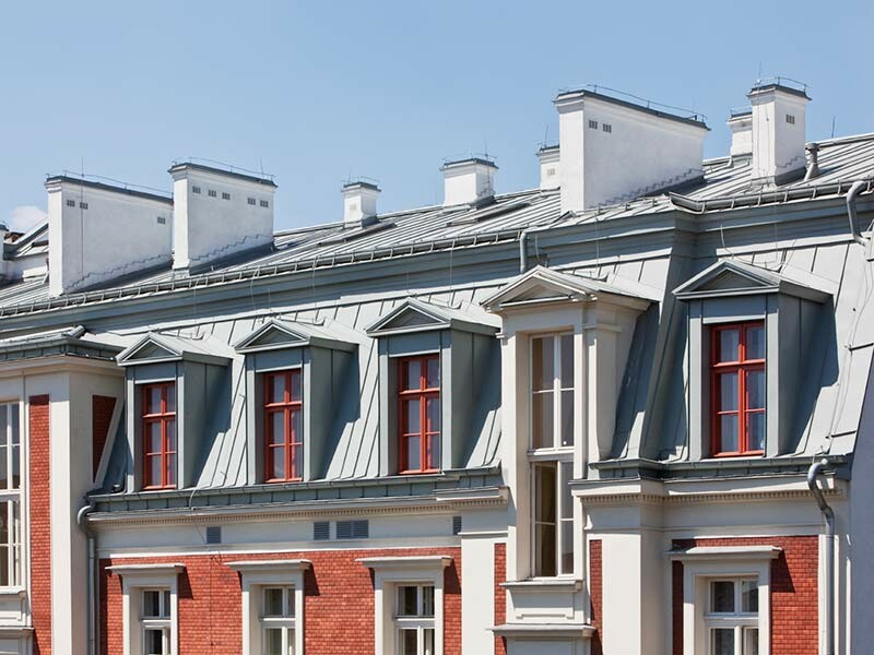 Mansarddach auf einem historischen Gebäude in Warschau mit PREFA Dachrauten und Prefalz in Hellgrau