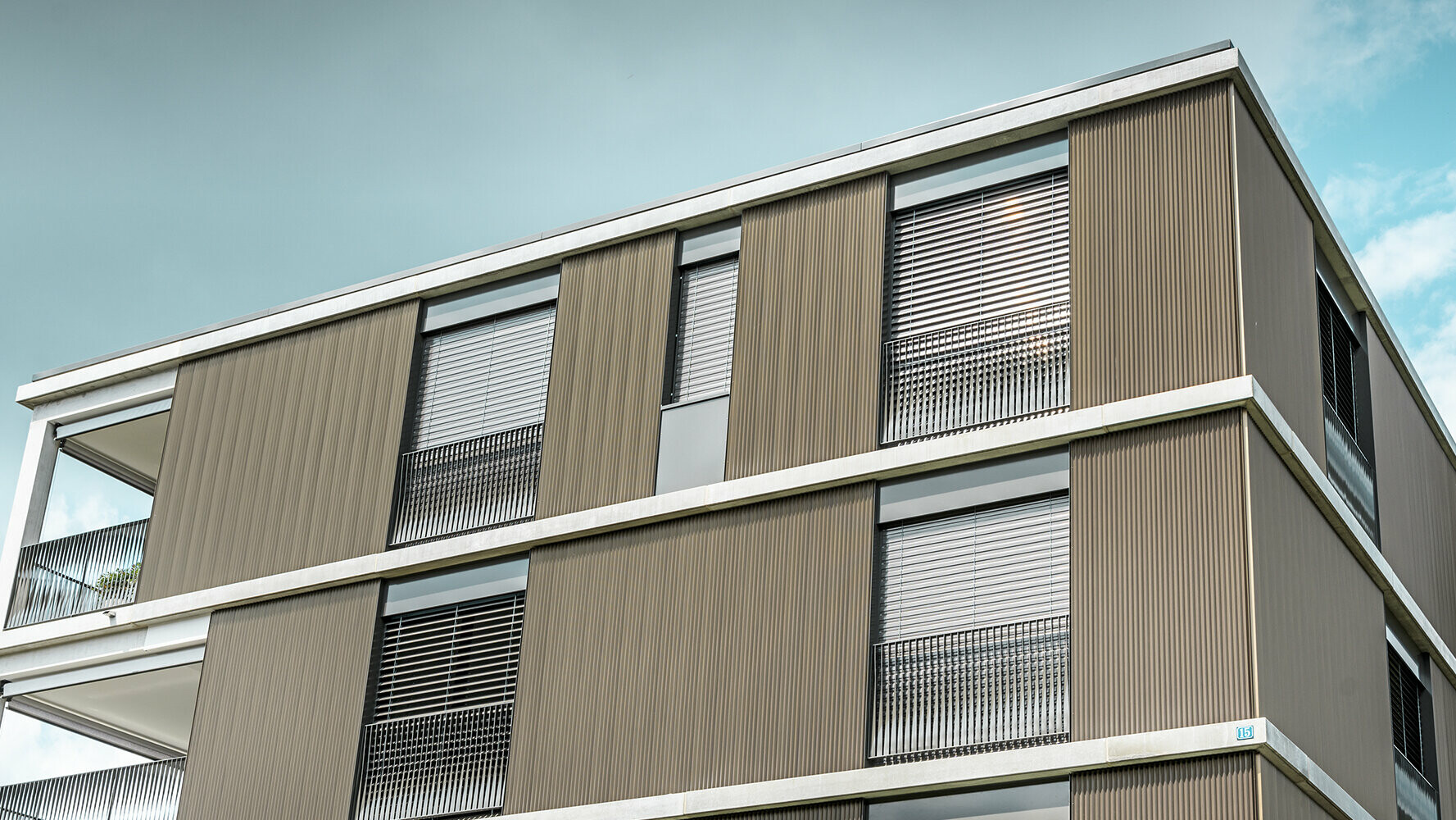 Mehrfamilienhaus mit PREFA Zackenprofil-Fassade