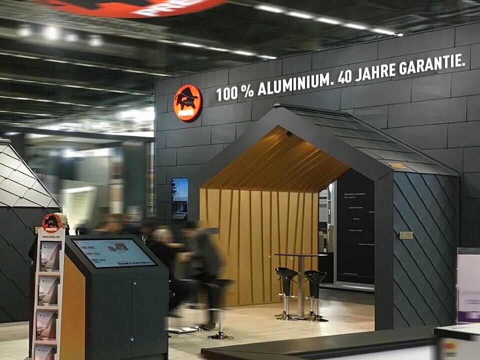 PREFA Messestand mit Sidings, Siding.X, Rauten und Falzonal in P.10 Anthrazit und Mayagold