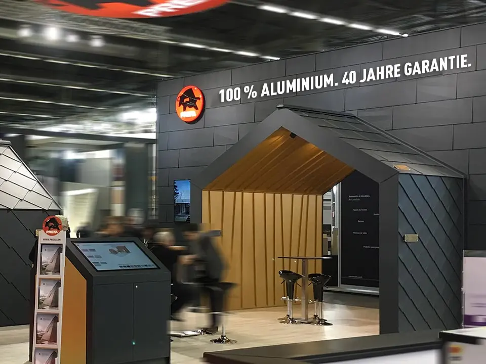 PREFA Messestand mit Sidings, Siding.X, Rauten und Falzonal in P.10 Anthrazit und Mayagold