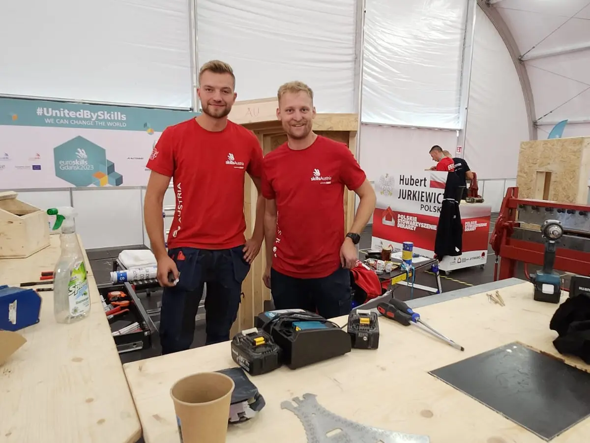 Teilnehmer René Krumphuber und sein Experte Marcel Peer bei den EuroSkills 2023 in Gdansk, Polen.