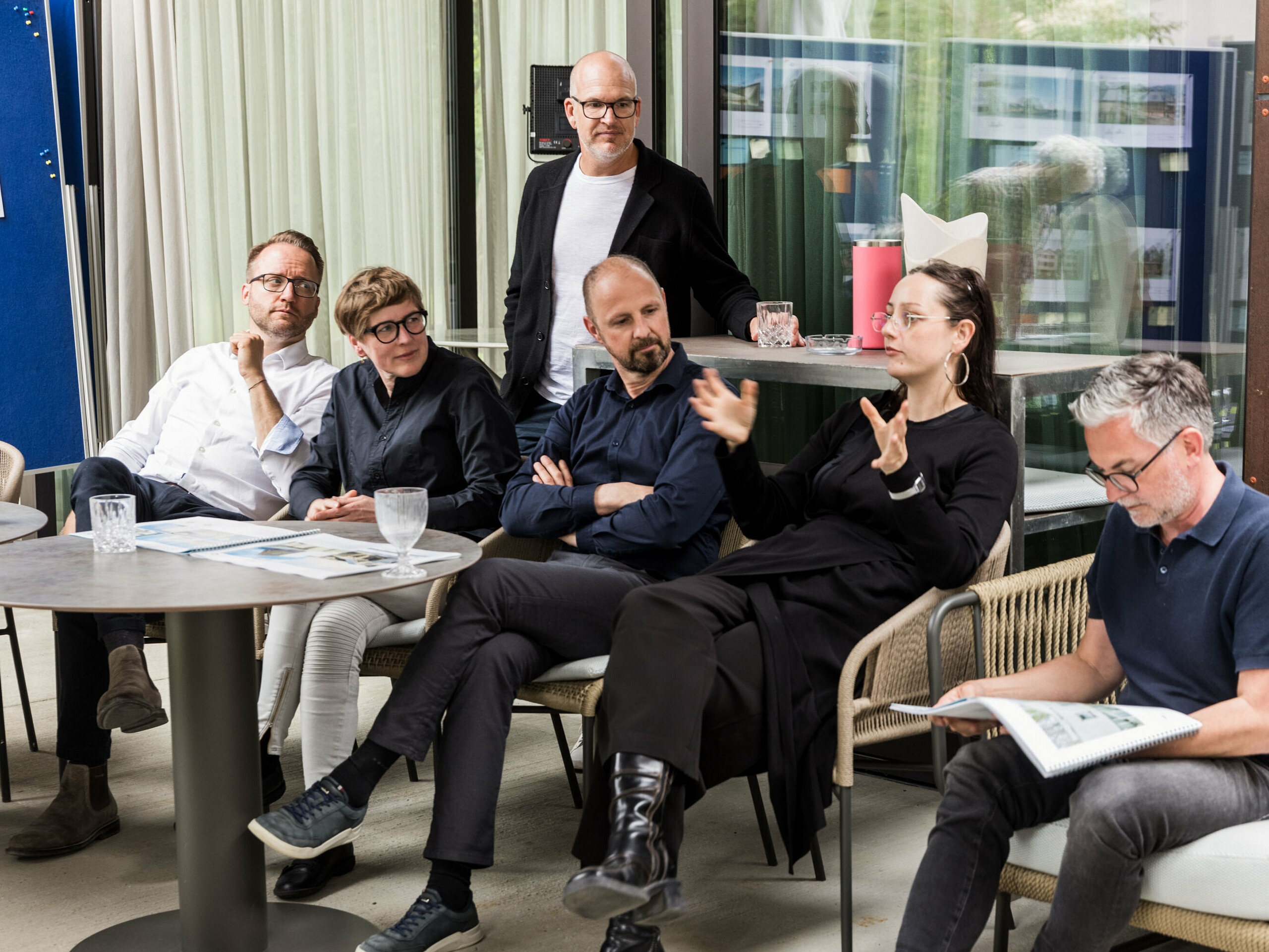 Beim PREFARENZEN Expertendialog 2026 in einer Winzerresidenz im burgenländischen Seewinkel kam die Architektur-Jury zu einem intensiven Austausch zusammen: Die Jurymitglieder Jürgen Jungmair (Marketingleiter International PREFA), Dirk Lorenz (Leinert Lorenz Architekten), Selina Wach (Architektur Aktuell), Falk Leinert (Leinert Lorenz Architekten), Juliane Croce (Croce & Wir) und Christian Wirth (Regionalleiter Ost, PREFA Österreich) diskutierten über innovative Architekturprojekte und nachhaltige Gestaltungskonzepte für das PREFARENZEN Architekturbuch und den Kalender 2026. Der Fokus liegt auf Kontext, gesellschaftlichem Mehrwert und internationaler Inspiration durch PREFA Aluminiumlösungen. Die Momentaufnahme lässt auf Bewegung und Leidenschaft bei der Diskussion schließen.