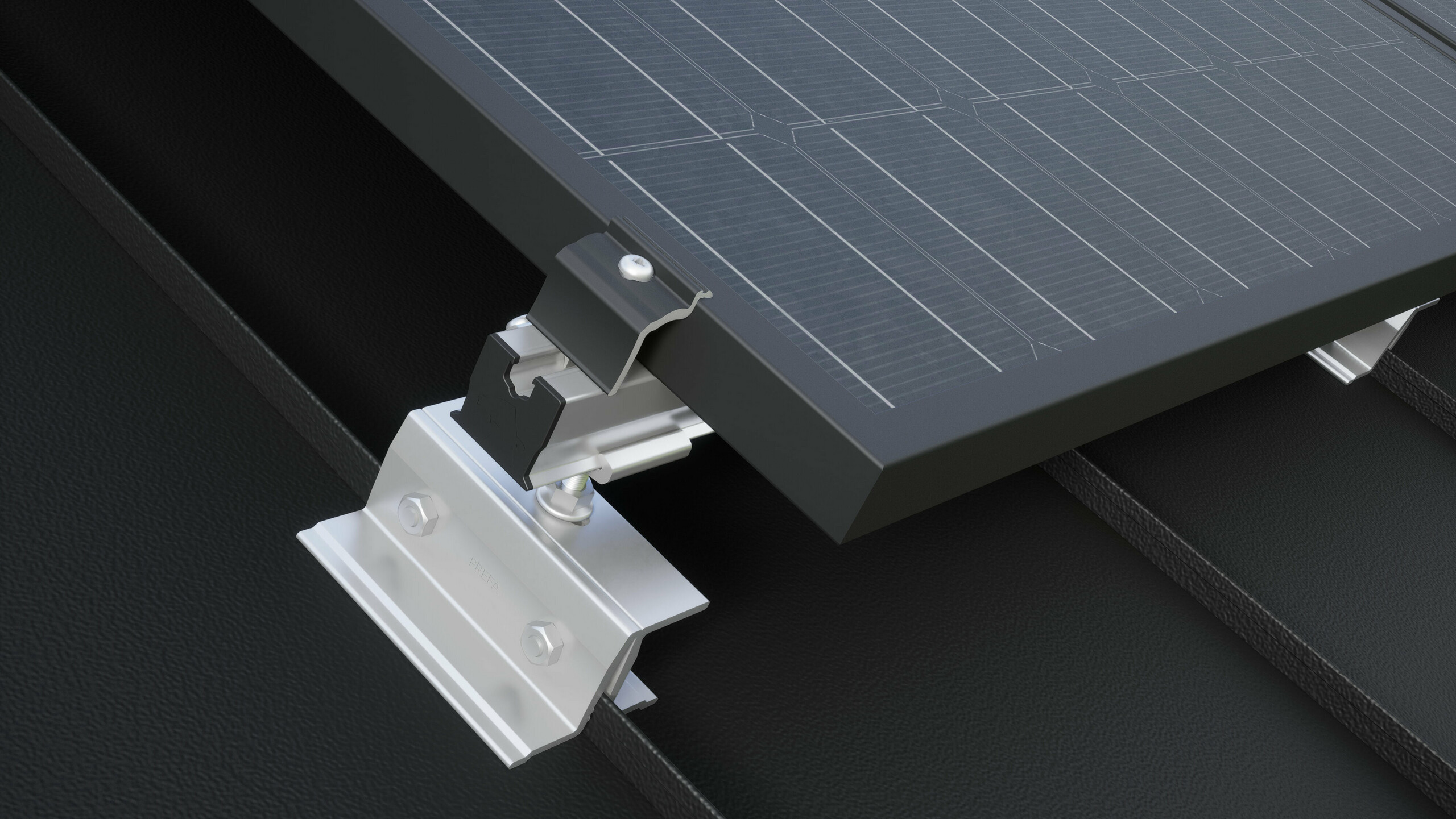 Nahaufnahme des PREVARIO PREFALZ Solarhalters, montiert auf einem dunklen PREFA Dach, welcher die Profilschiene trägt. Das Solarmodul wurde mit der PREVARIO Endklemme auf der Profilschiene befestigt. 