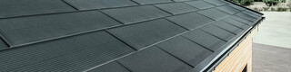 PREFA Solardachplatte mit der Dachplatte R. in Schwarz verlegt bei Winterstimmung