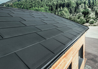 PREFA Solardachplatte mit der Dachplatte R. in Schwarz verlegt bei Winterstimmung