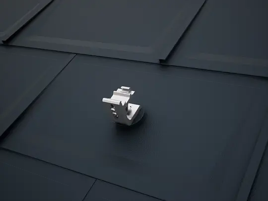 Rendering des Solarmontagesystems PREVARIO 3.S, montiert auf schwarzen PREFA Dachplatten R.16. Das System ist die perfekte Basis für Photovoltaikanlagen auf PREFA Aluminiumdächern.