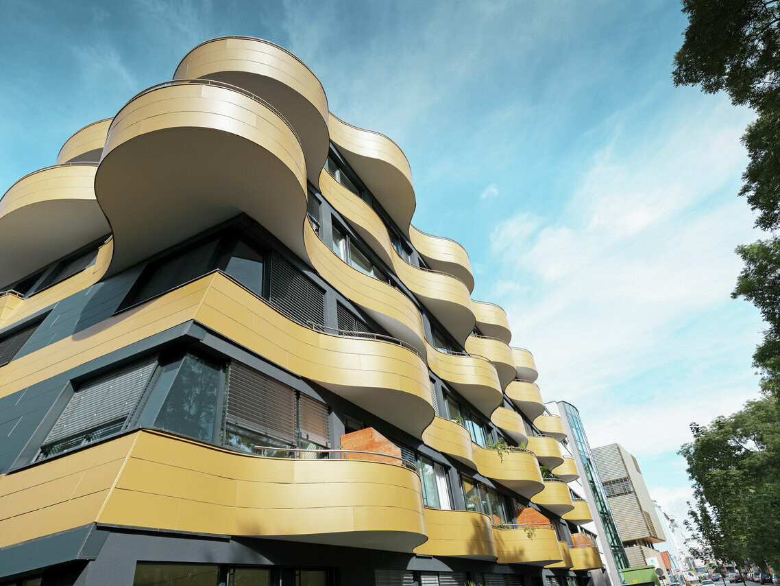 Dieses elegante Fassadendesign ermöglicht die PREFABOND Aluminium Verbundplatte von Prefa für ein Grazer Gebäude.
