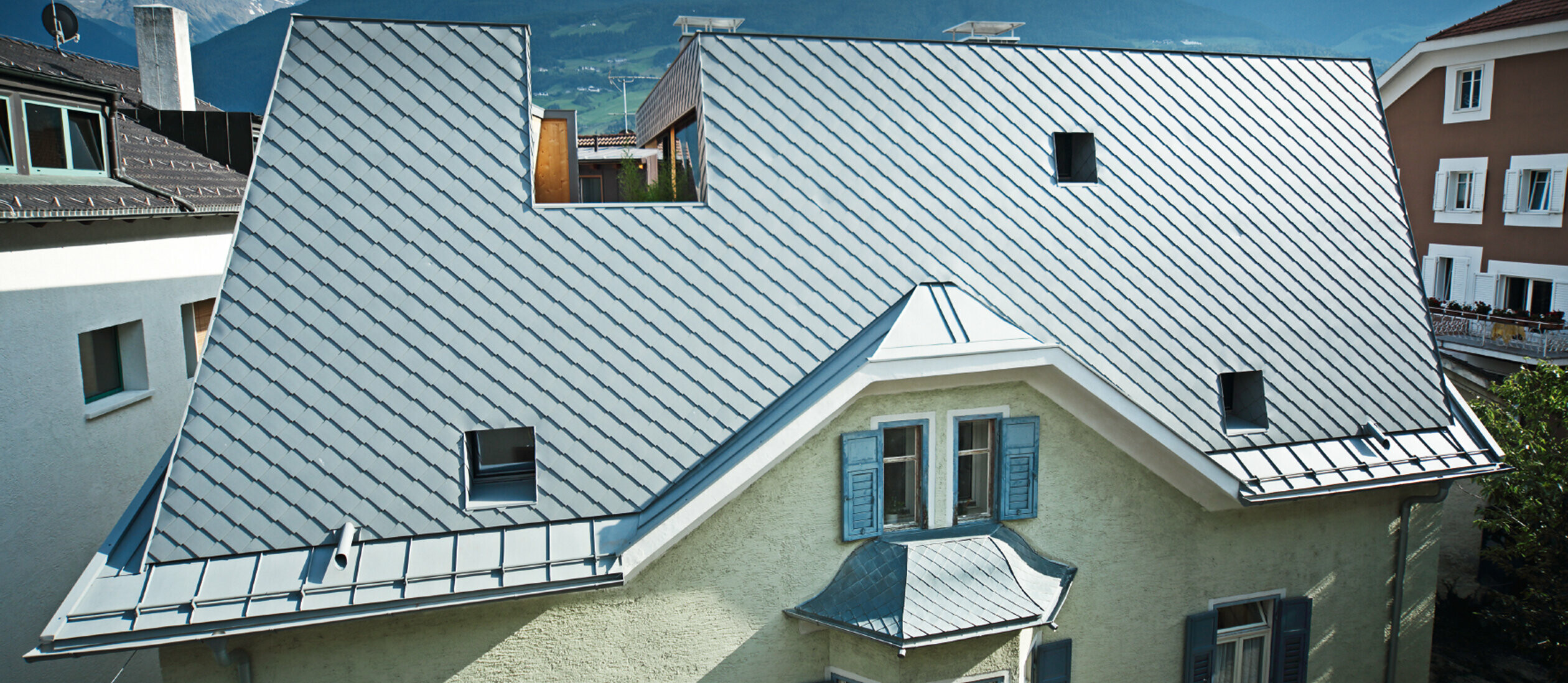 Aufstockung eines Gebäudes in Schlanders, das Gesamte Dachgeschoß wurde zu einer Loft-Wohnung umgebaut. Das Dach wurde mit der PREFA Dachraute eingedeckt.