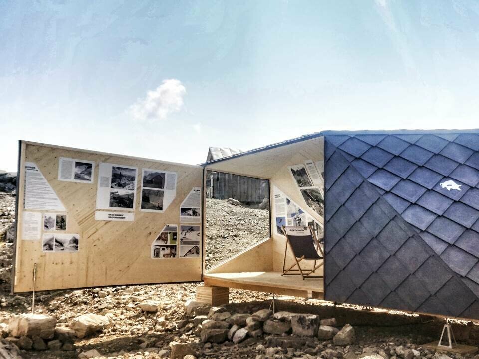 Der mobile Ausstellungspavillon WISSWAK wurde mit PREFA Dach- und Wandrauten 29 × 29 in P.10 Steingrau eingedeckt.