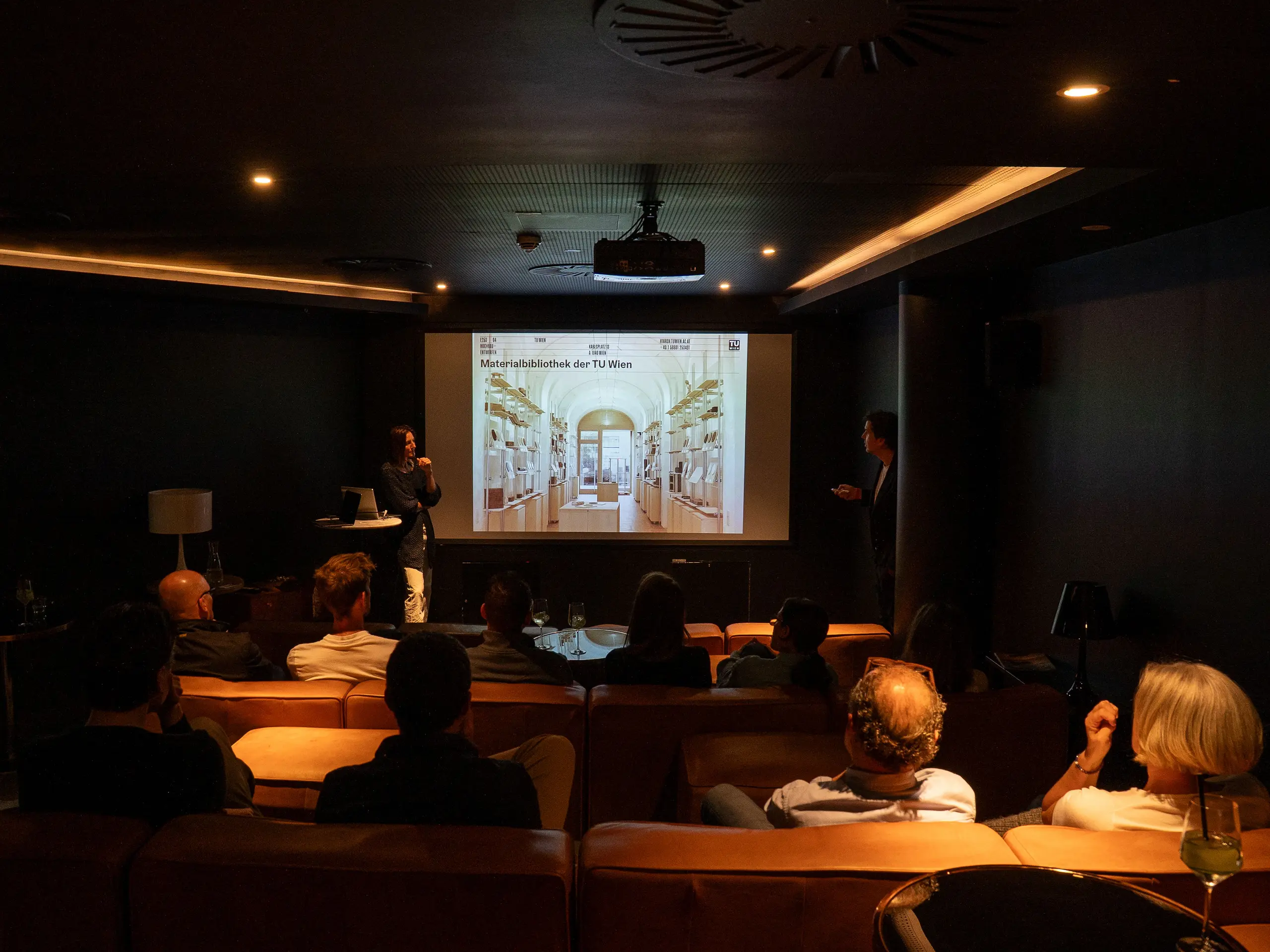 Beim PREFARENZEN Special Wien verfolgen Gäste im stilvollen Kinosaal spannende Fachimpulse zu Architektur und Kreislaufwirtschaft. Die Präsentation auf der Leinwand und die konzentrierte Atmosphäre zeigen den fachlichen Austausch rund um nachhaltiges Bauen. PREFA steht dabei für langlebige Aluminiumlösungen, die innovative Gestaltung und verantwortungsvolle Architektur unterstützen.