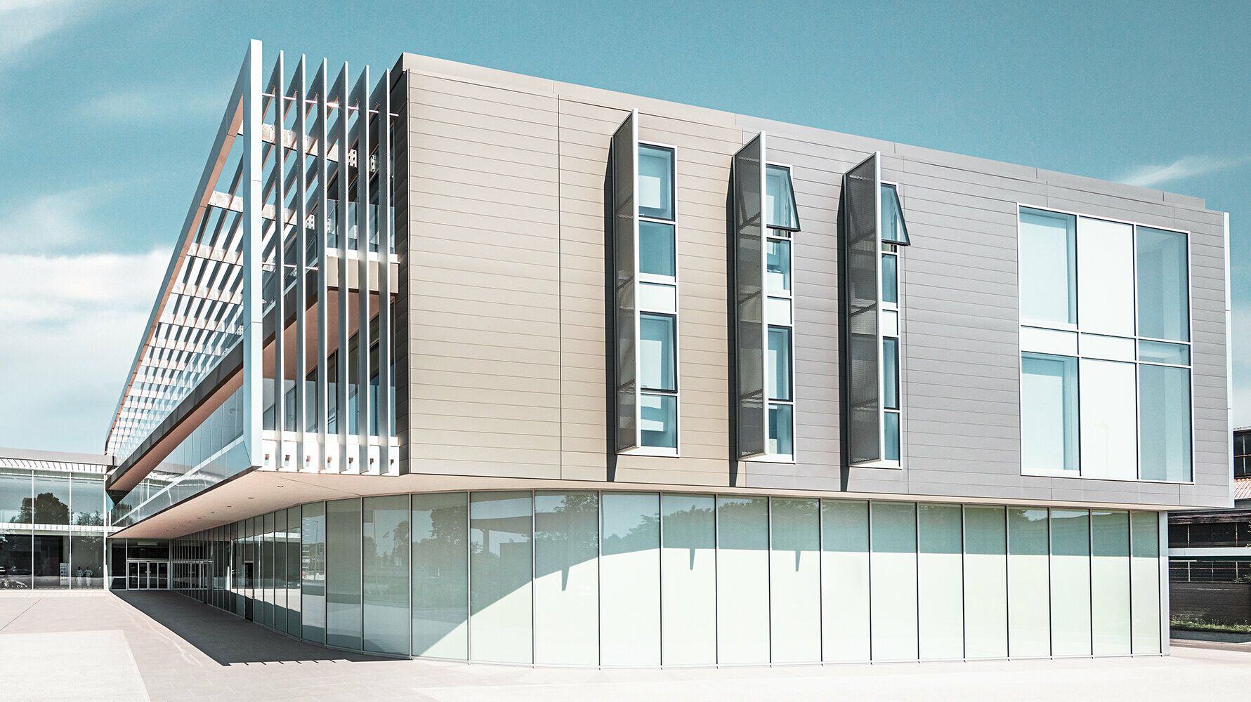 Forschungs- und Technologiezentrum mit moderner Sidings Fassade von PREFA in 5 verschiedenen Farbtönen