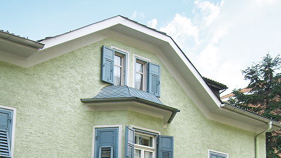 Wohnhaus Schlenders vor dem Dachgeschoßausbau mit der Dach- und Wandraute 29 x 29 in Patinagrau
