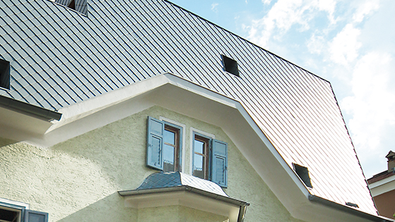 Wohnhaus Schlenders nach dem Dachgeschoßausbau mit der Dach- und Wandraute 29 x 29 in Patinagrau