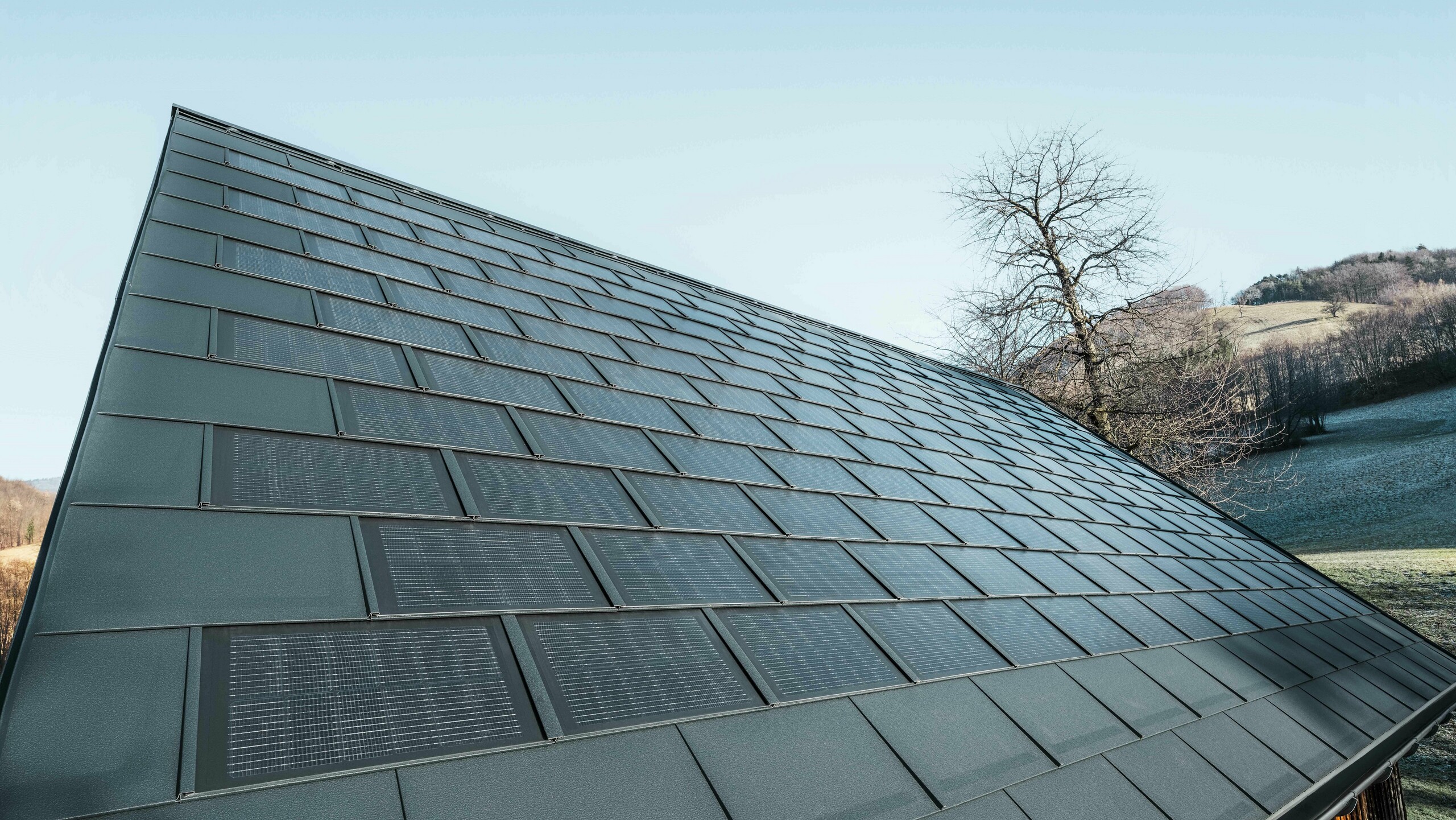 Aufnahme einer verlegten Fläche mit der Solardachplatte in Anthrazit kombiniert mit der Dachplatte R.16