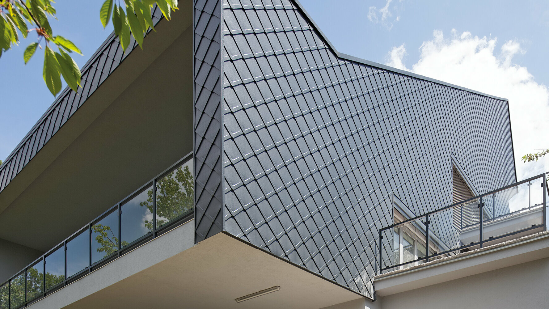 Einfamilienhaus mit PREFA Wandrauten in P.10 Anthrazit an der Fassade