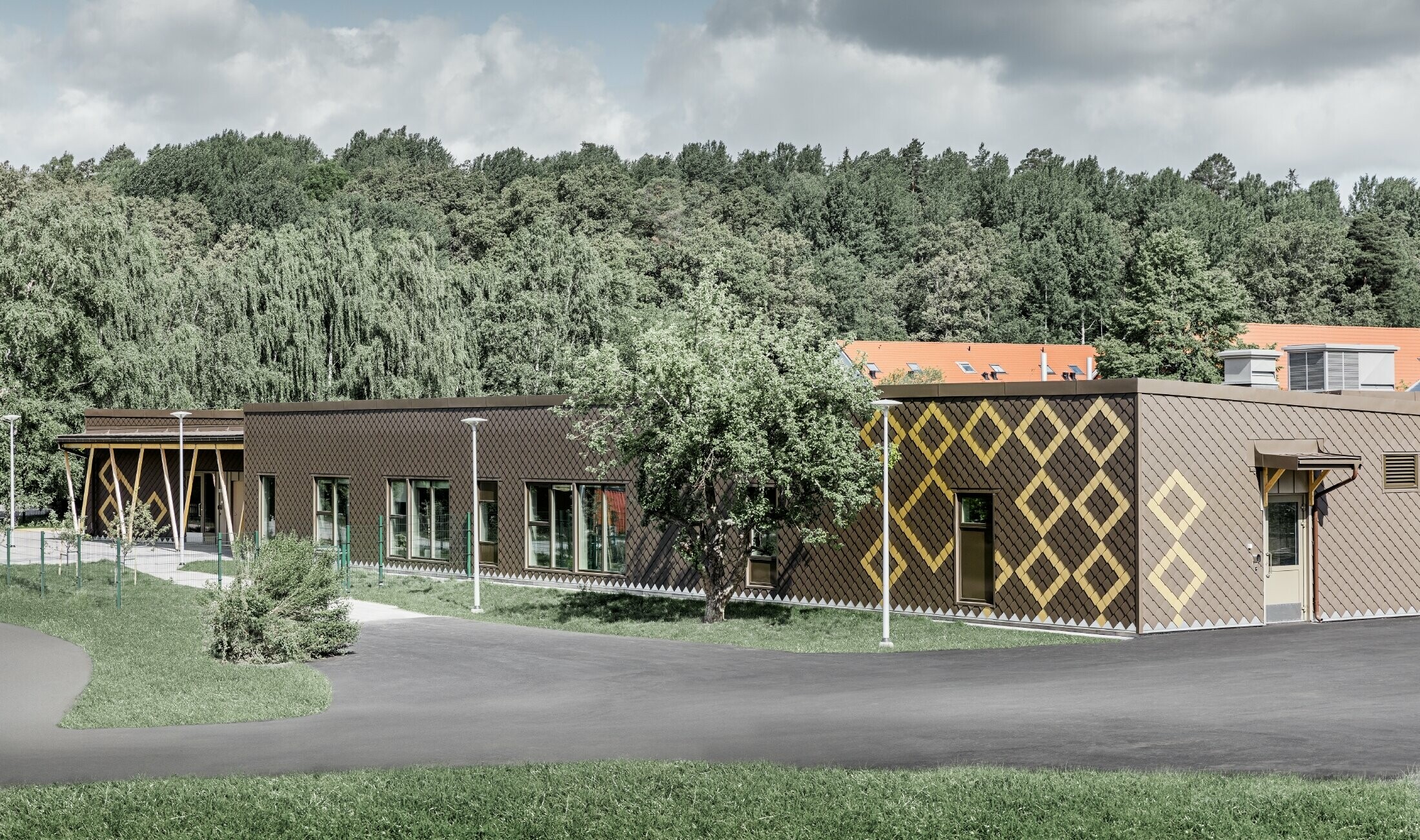Die Fassadenverkleidung der Vorschule in Stockholm wurde mit der PREFA Wandraute 20 in Braun und Mayagold ausgeführt.