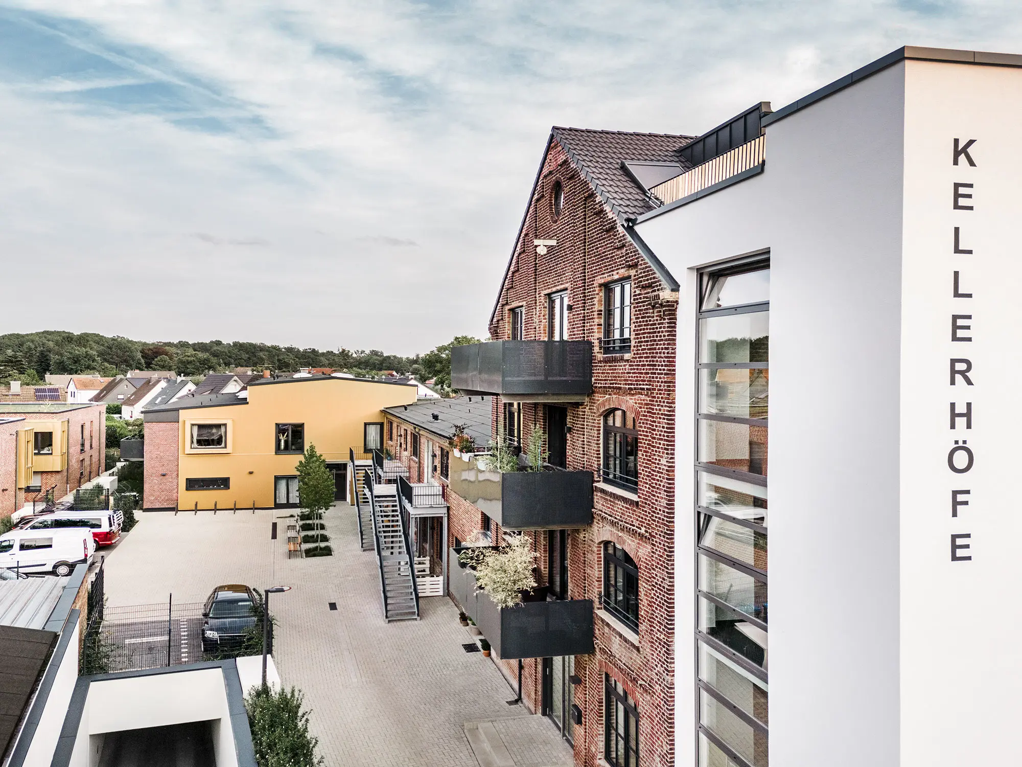Ein Blick auf das Areal der Kellerhöfe aus der seitlichen Vogelperspektive, auf dem Gebäude rechts im Bild ist der Schriftzug "KELLERHÖFE" vertikal angeführt.