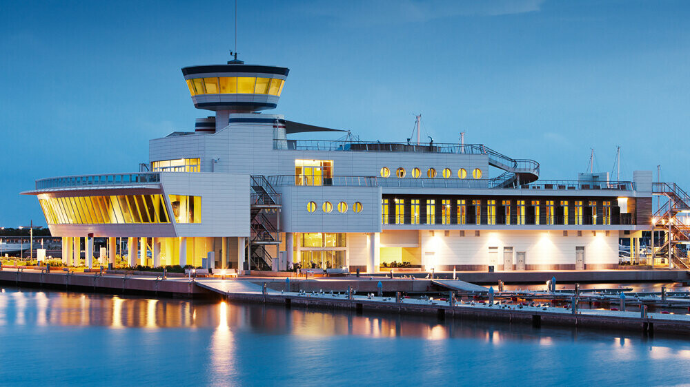 Italienischer Hafen mit Falzonal-Fassade in der Farbe Weiß