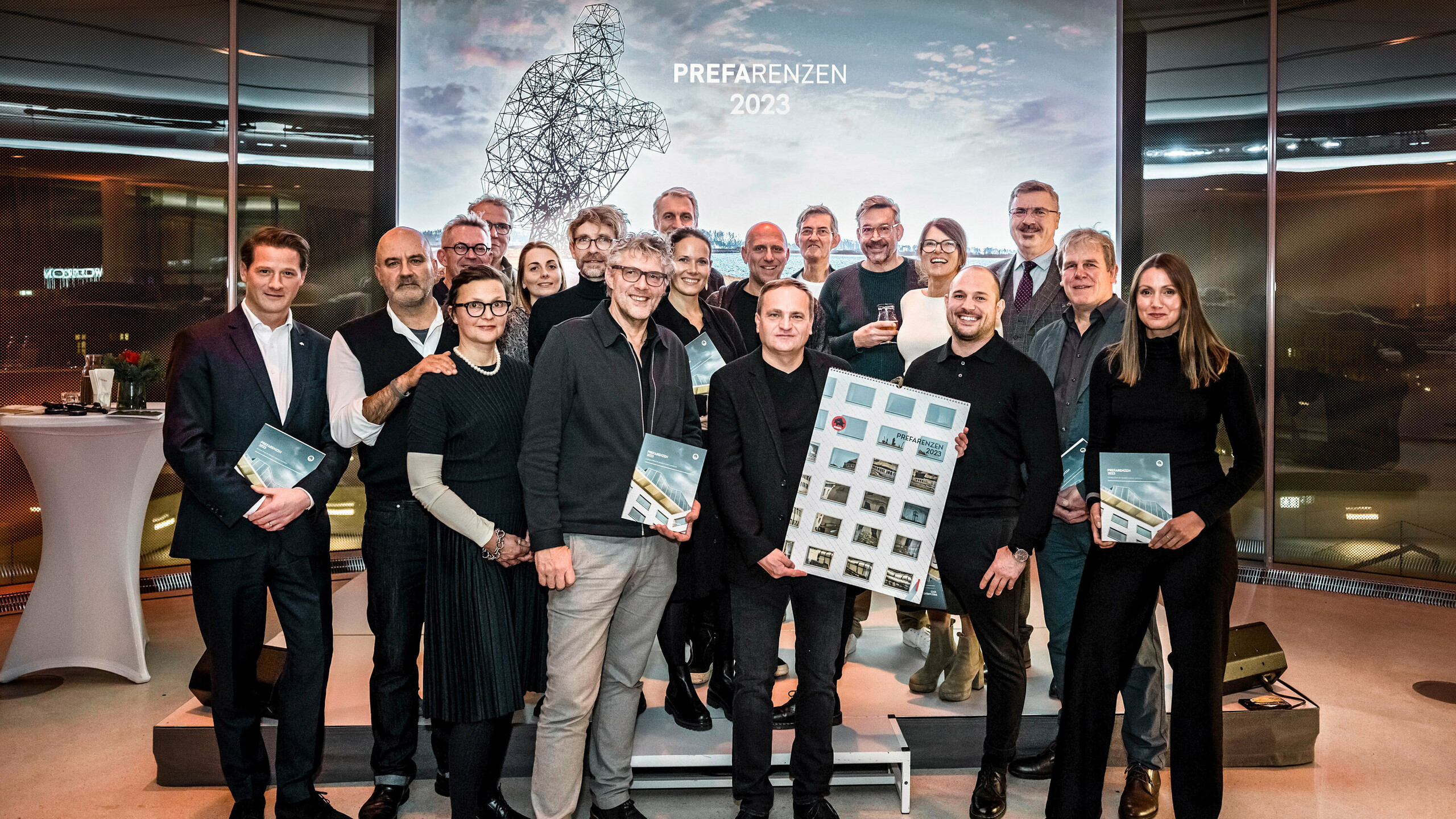 Gruppenfoto mit Leopold Pasquali, Aleksander Saša Ostan, Natascha Pavlin, Serge Bertic, Jens-Norbert Schmidt, Mathilde Poupart, Yannick Bohuon, Oliver Kupfner, Kees Marcelis, Chiara Thessarollo, Daniel Zerzán, Martin Lesjak, Dominique Cornaert, Dirk Härle, Susanne Muhr, Facundo Arboit, Karsten Köhler, Volker Petereit, Anastasija Lesjak.