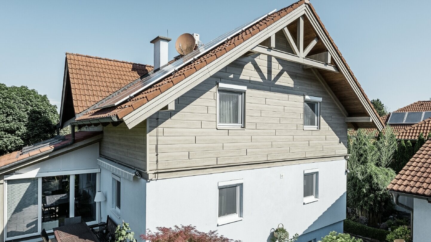 Frisch sanierte Fassade mit hinterlüfteter Alufassade im Obergeschoß; Der Giebel wurde mit Sidings in Holzoptik (Eiche beige-grau) verkleidet. 