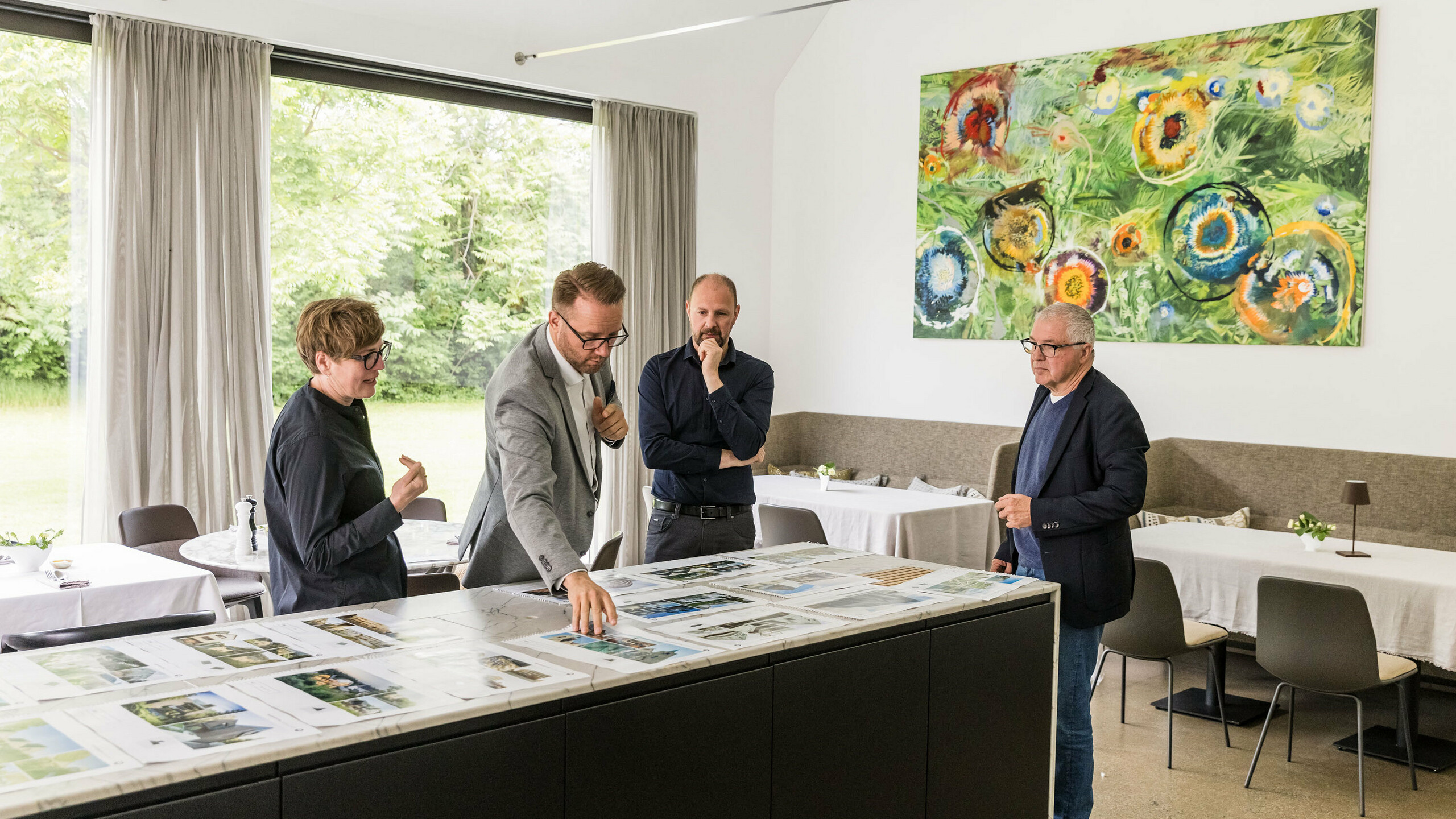 Auswahlprozess beim PREFARENZEN 2026 Expertendialog: Die Architekturexperten um Christian Wirth (Vertriebsleiter Region Ost, PREFA Österreich) begutachten die finalen Architekturprojekte auf einer großflächigen Präsentationsfläche in der Winzerresidenz im burgenländischen Seewinkel. Bewertet werden die gestalterische Qualität, die kontextbezogene Planung und der innovative Einsatz von PREFA-Materialien. Das Ziel besteht darin, die zwölf herausragendsten Projekte für das PREFARENZEN-Architekturbuch und den Kalender 2026 auszuwählen.
