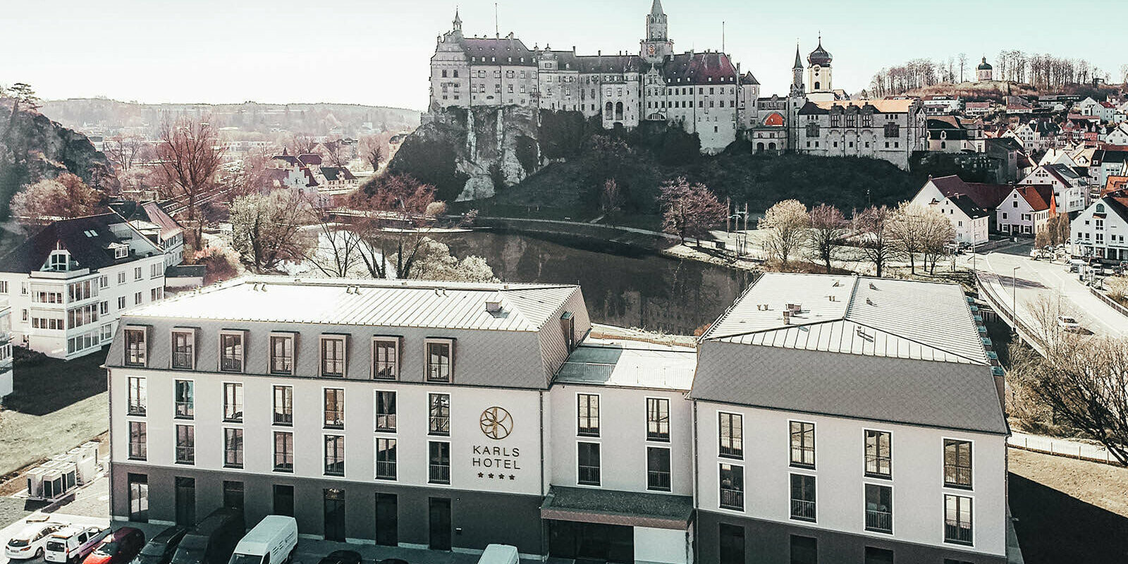 Die Vorderansicht von oben des Karls Hotels mit Blick Richtung Donau Schloss Sigmaringen. 
