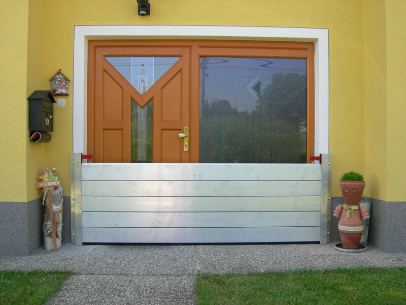 Haustür eines Einfamilienhaus mit dem modernen PREFA Hochwasserschutzsystem