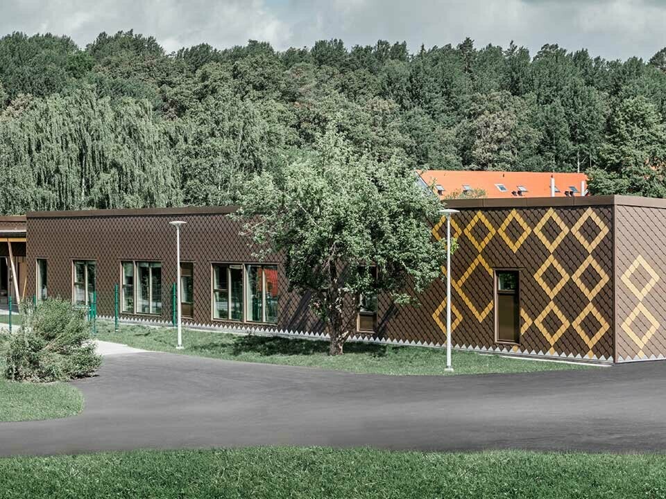 Neugestaltung einer Schule in Stockholm mit PREFA Wandrauten in Braun und Mayagold
