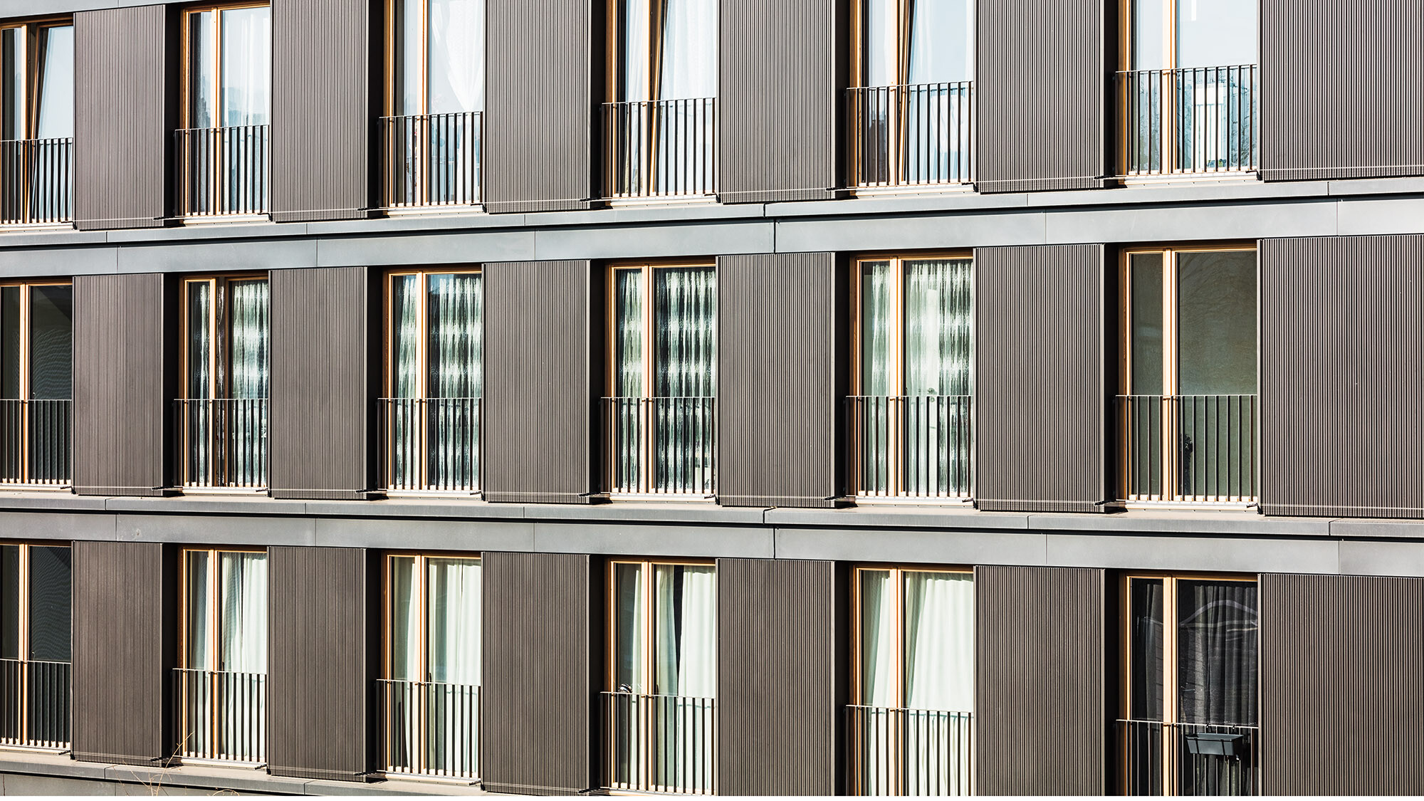 Die profilierte Aluminiumfassade und die Fenster des Baus aus der Nähe.