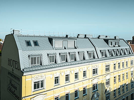 Dachgeschoßausbau des Hotel Schönbrunn mit der PREFA Dachraute