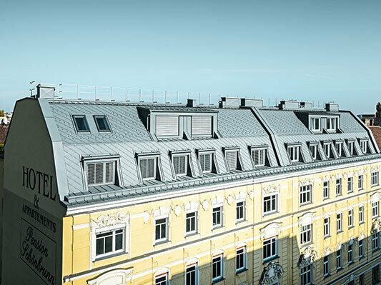 Dachgeschoßausbau des Hotel Schönbrunn mit der PREFA Dachraute