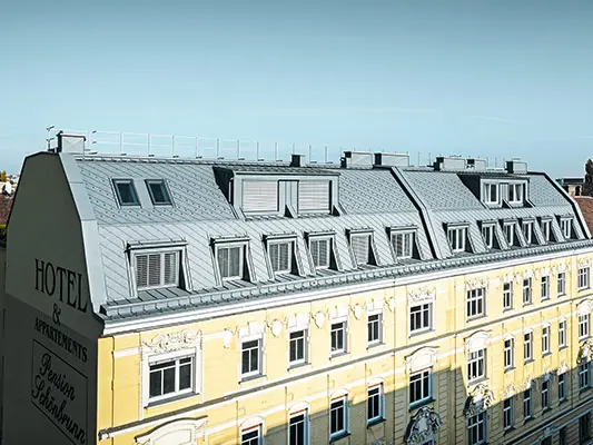 Dachgeschoßausbau des Hotel Schönbrunn mit der PREFA Dachraute