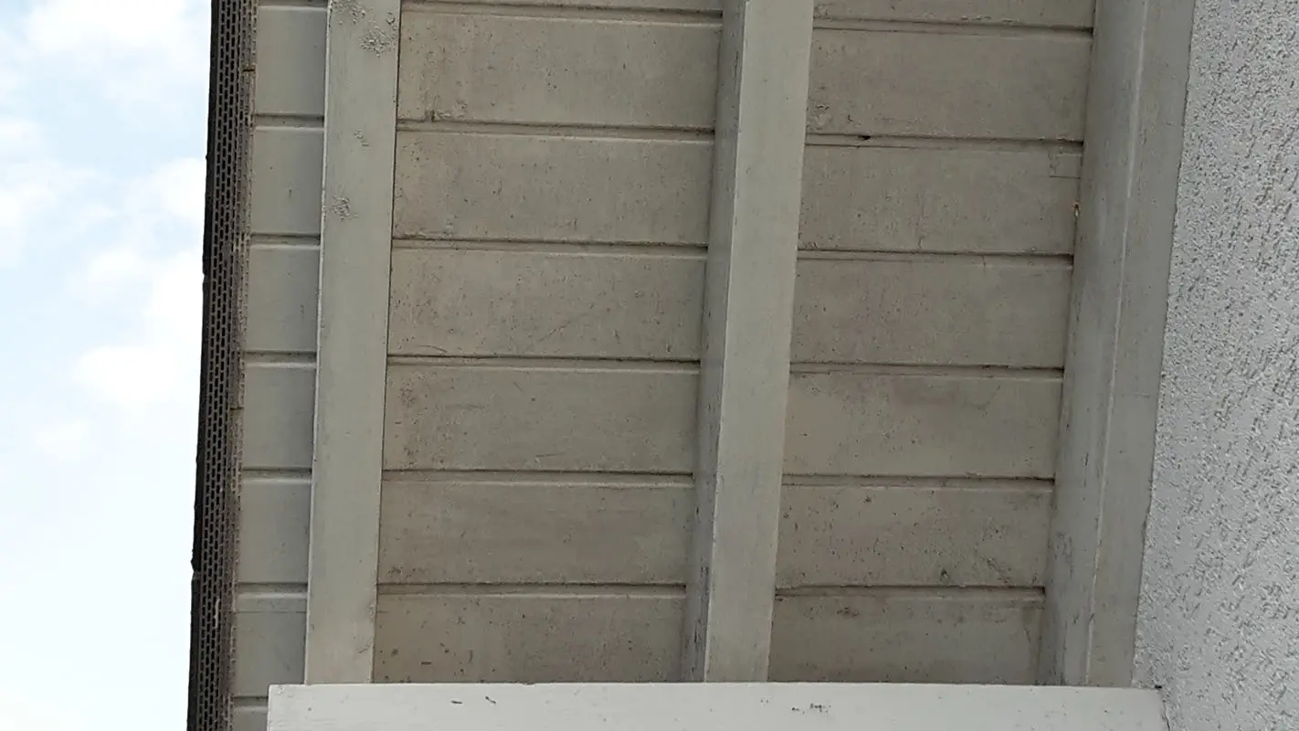 Dachvorsprung vor der Sanierung mit PREFA Sidings, weiße Dachuntersicht