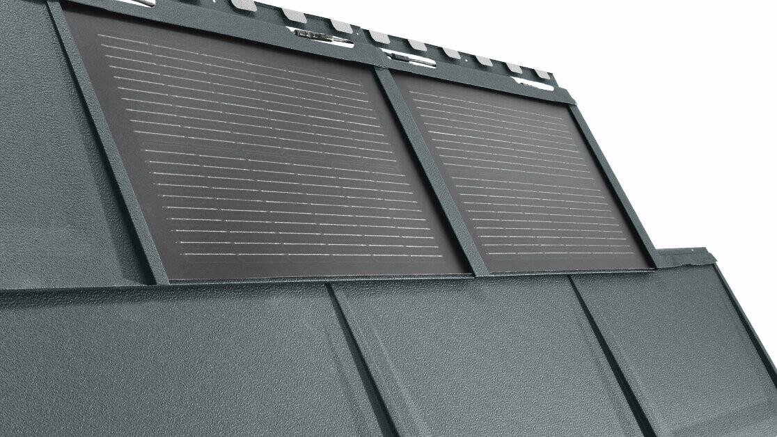PREFA Solardachplatte klein mit der Dachplatte R.16 in Anthrazit