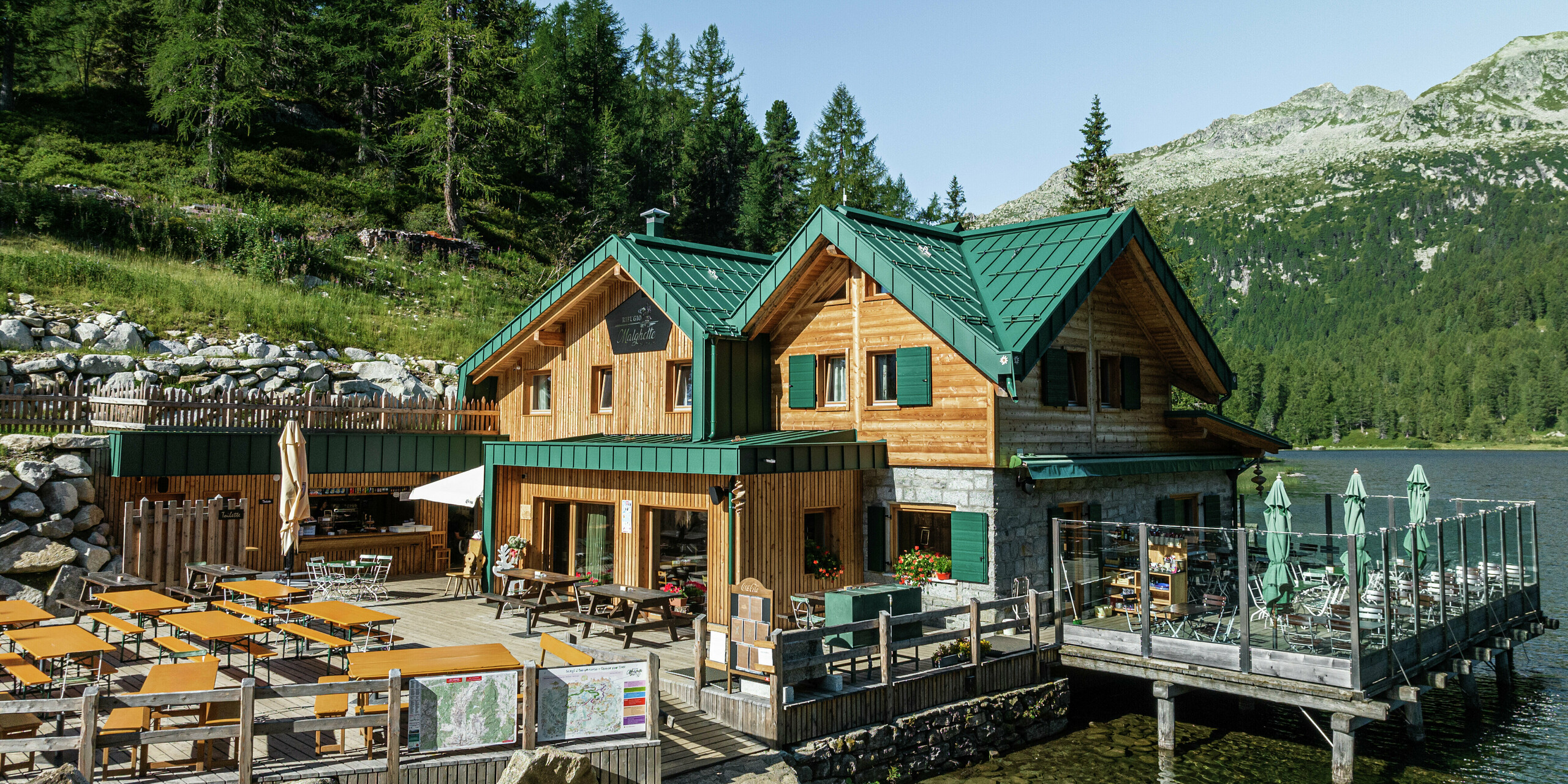 Sanierte Berghütte Rifugio Malghette auf 1.888 m mit PREFALZ Dach und Fassade in P.10 Moosgrün - witterungsbeständig, langlebig und perfekt in die alpine Landschaft integriert. Die robuste Aluminiumeindeckung trotzt extremen Bedingungen und bietet dauerhaften Schutz. Direkt am See gelegen, mit großer Sonnenterrasse und beeindruckender Bergkulisse - ein ideales Refugium für Wanderer und Naturliebhaber.
