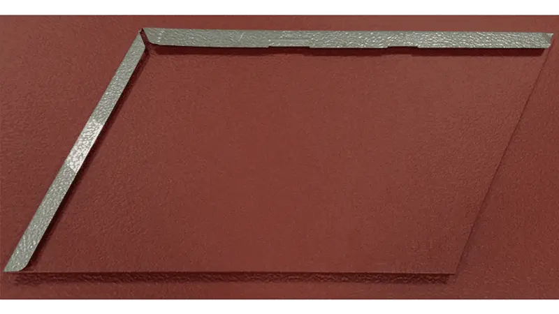 Schritt 1 beim Anfertigen einer Schindelimitation - Zuschnittstreifen werden angefertigt auf einer oxydroten Aluminiumplatte
