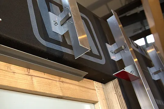 Detailaufnahme: Auf Aluminium-Unterkonstruktion angebrachtes Flutzprofil und zugeschnittene Winkel aus Verbundplatten.