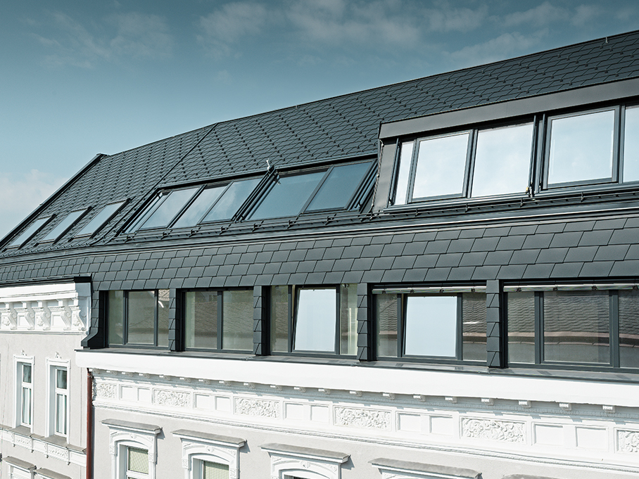 Dachgeschossausbau einer Wohnhausanlage in Wien mit der Dachschindel in P.10 Anthrazit