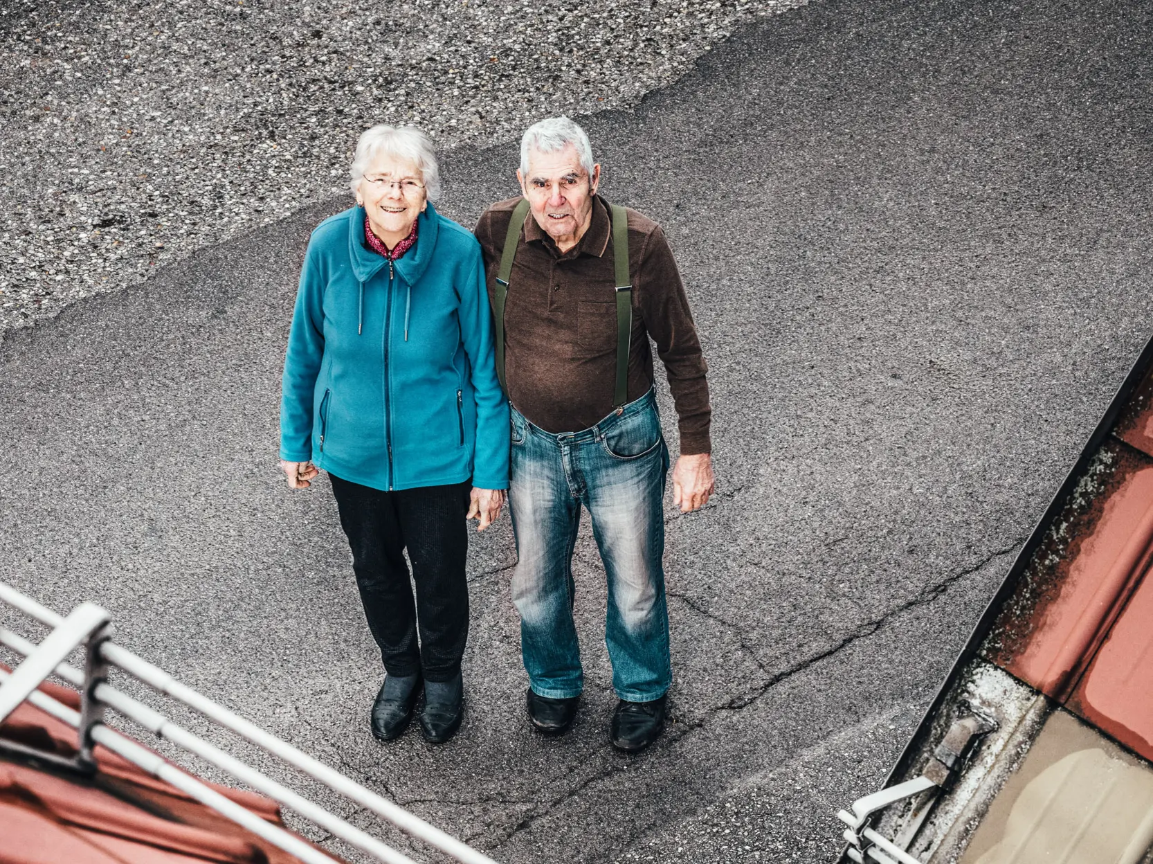Aufnahme von oben: Anna und Heinrich blicken von unten in die Kamera und lächeln.
