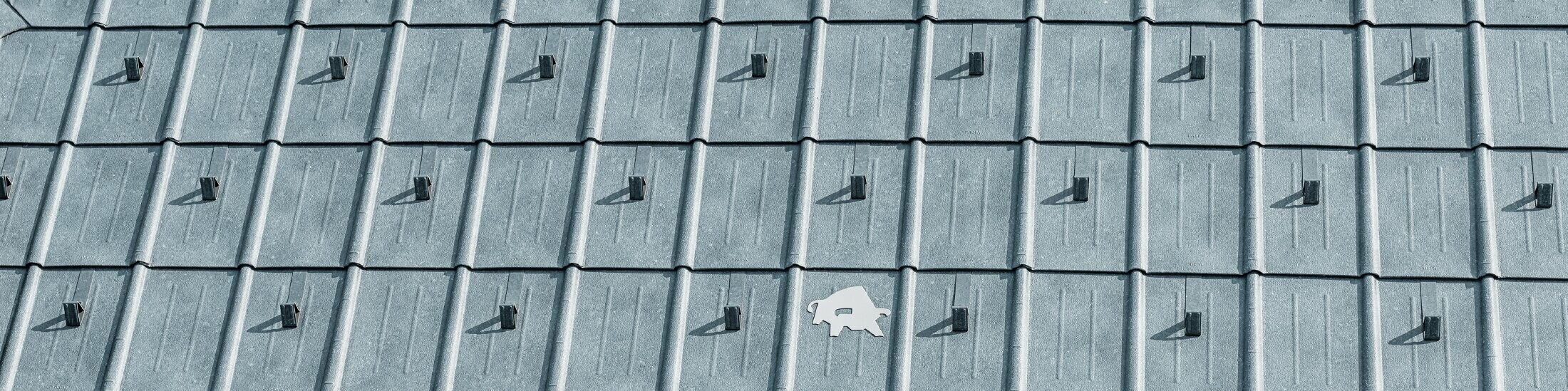 PREFA Dachplatte verlegt mit PREFA Stier Logo in P.10 Steingrau; Dachfläche mit PREFA Blechdach