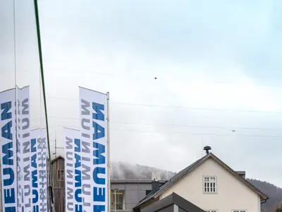 Neu errichtete Bushaltestelle im Traisental am Firmensitz der PREFA und der Neuman Aluminium