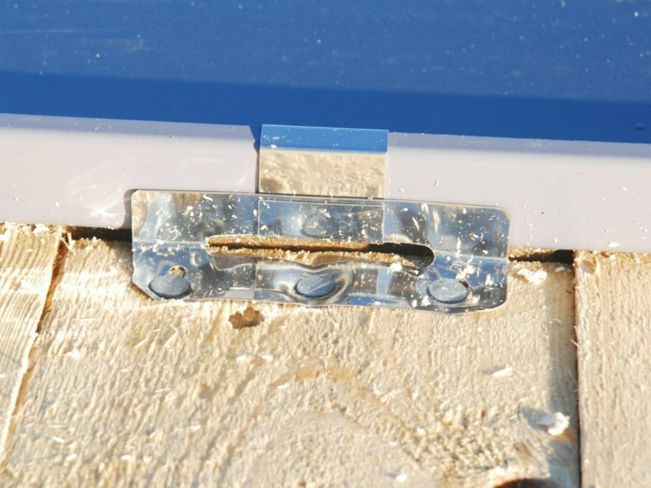 In der Abbildung sieht man eine PREFA NIRO Winkelschiebehaft, die unfachgerecht montiert wurde. Die Nägel verformen die Haftenden stark.
