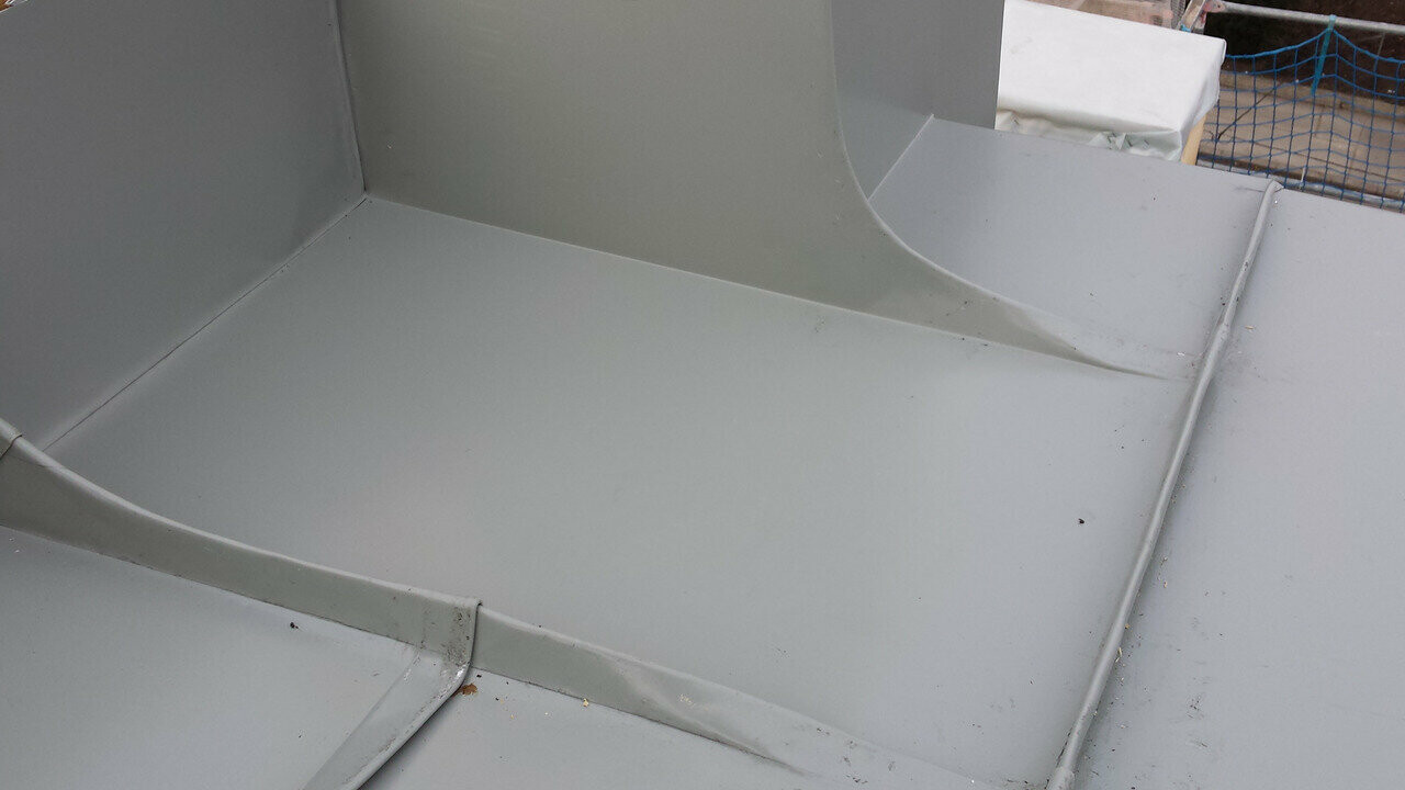Hellgraues Metalldach mit PREFALZ Einfassung