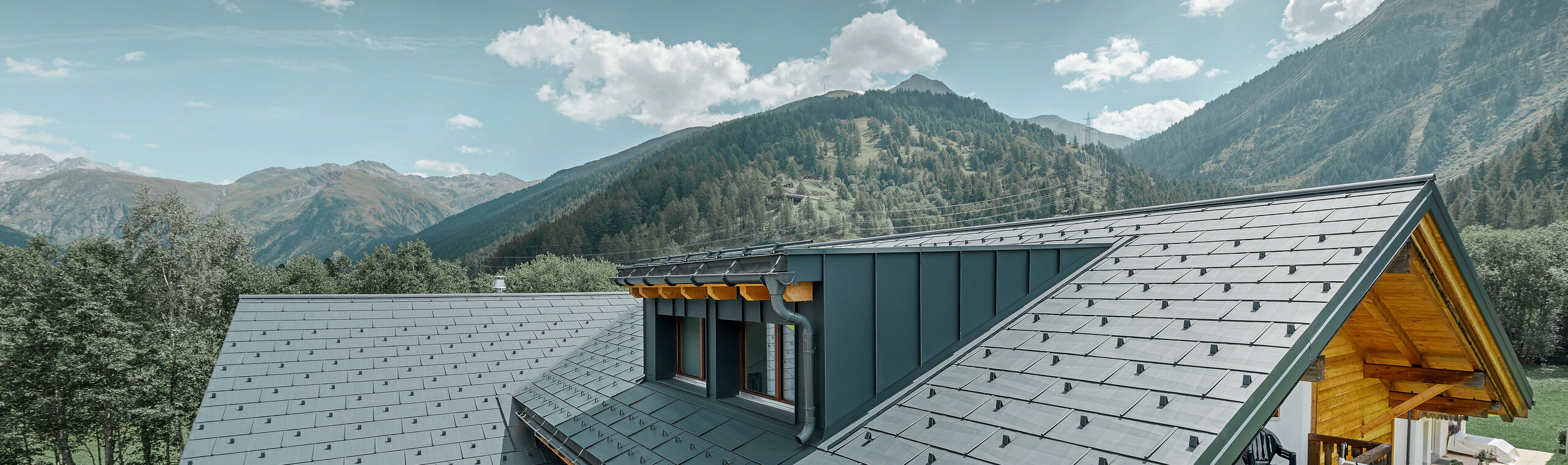 Neu saniertes Wohnhaus mit Satteldach und Gaube; Die Dachsanierung wurde mit dem PREFA Dachpaneel FX.12 in Anthrazit durchgeführt.