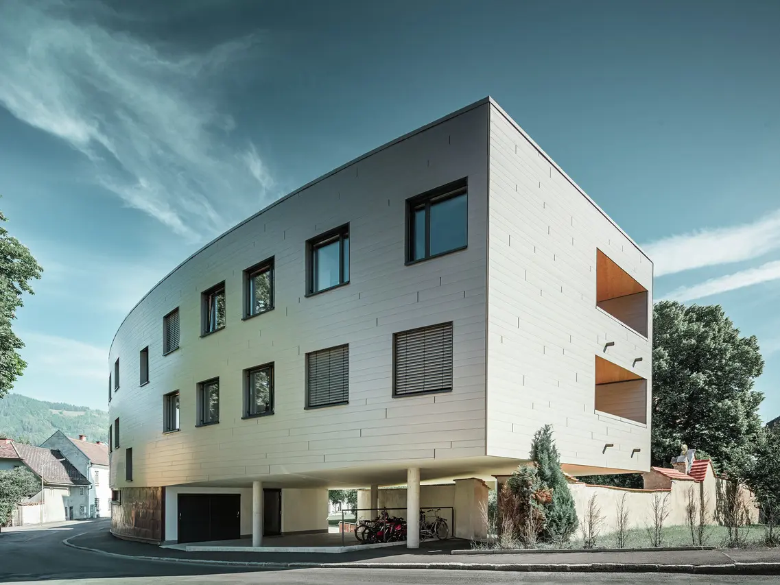 Seitenansicht des neu renovierten Studentenheims in Leoben. Die Fassade wurde mit PREFA Sidings gedeckt.
