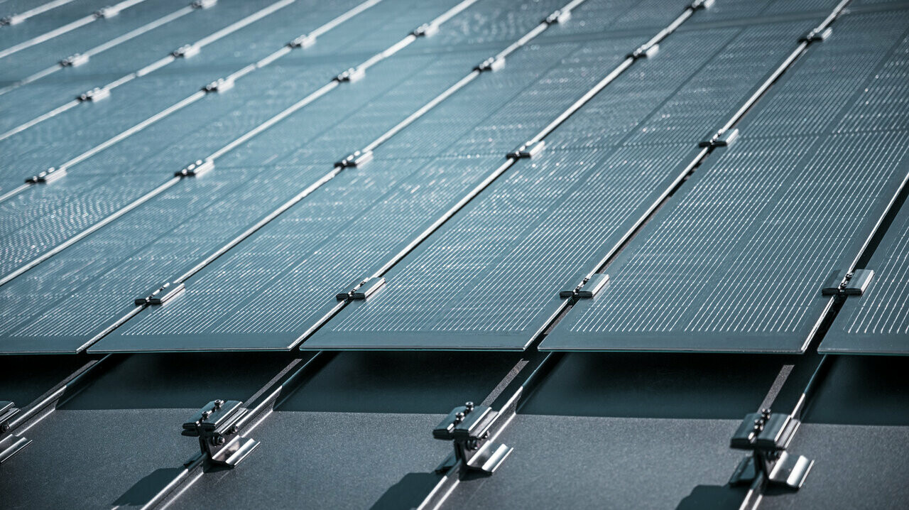 Detailansicht der Montage von Prefalz-Solarmodulen auf einem Dach in Meschede