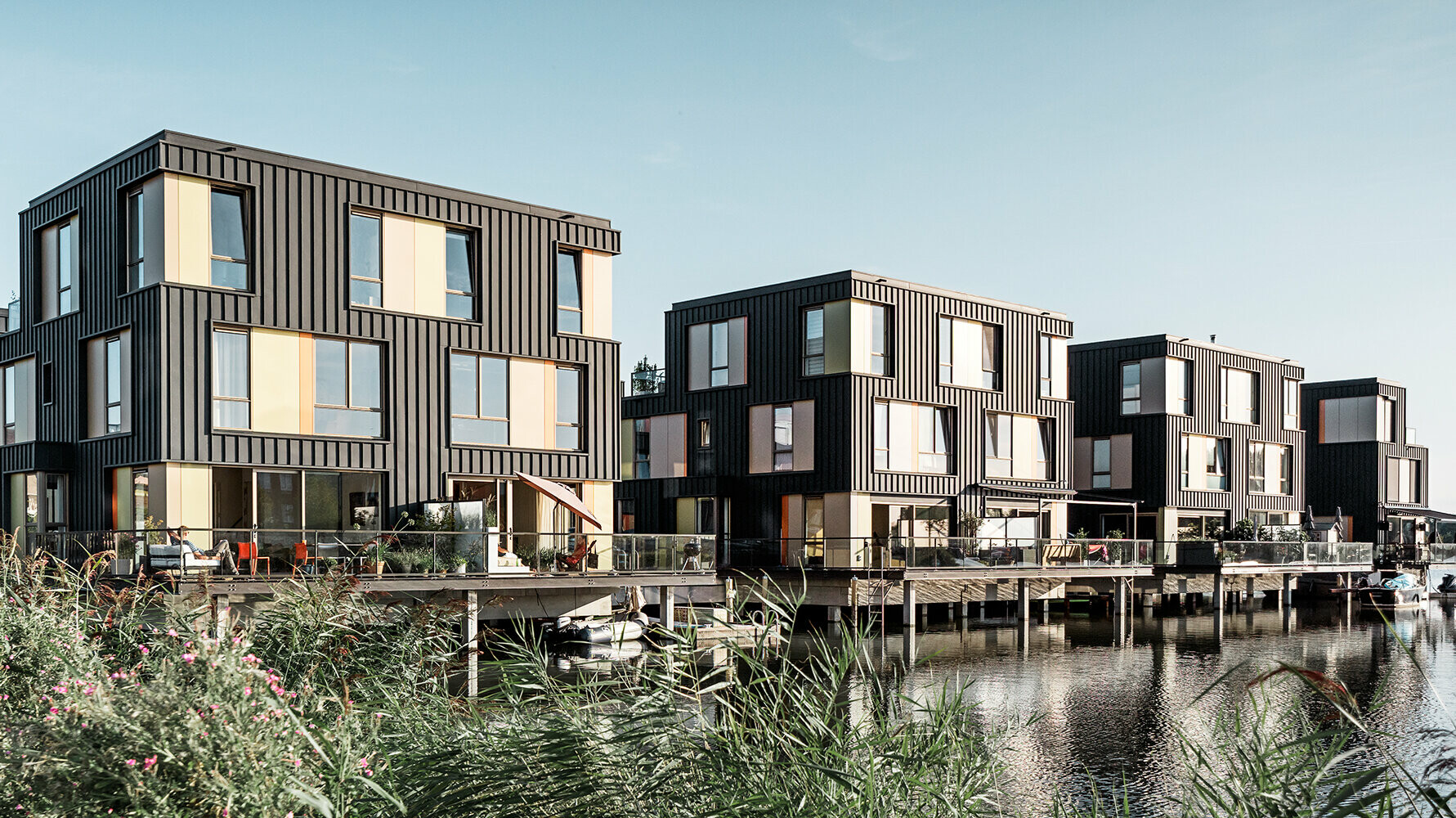 Wohnsiedlung in Amsterdam mit Wohnhäusern mit anthrazitfarbener Prefalz-Fassade