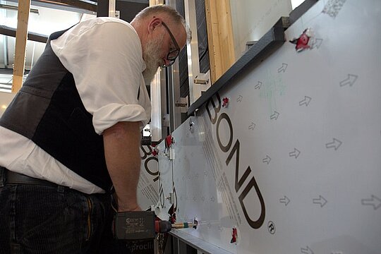 Thomas Weiß bohrt und vernietet eine PREFA Aluminiumverbundplatte