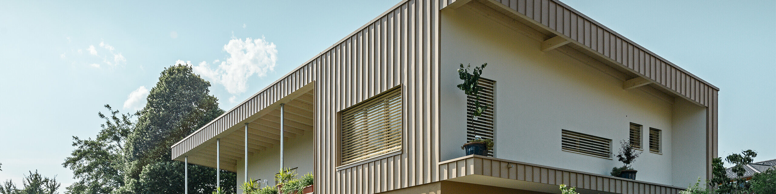 Modernes Einfamilienhaus eingedeckt mit PREFA Prefalz Fassadenelementen
