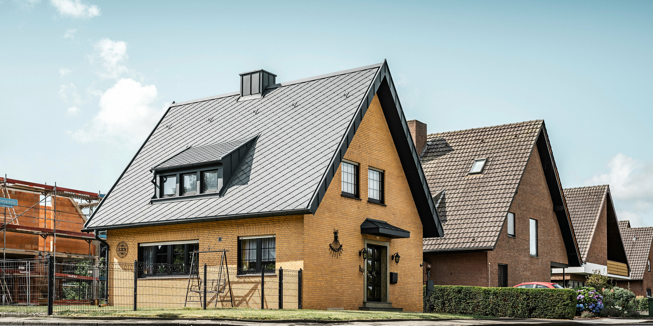 PREFA Dachraute 29 × 29, PREFALZ, jHängerinne sowie Ablaufrohr in der Farbe P.10 Anthrazit zieren ein Einfamilienhaus in Tönisvorst.